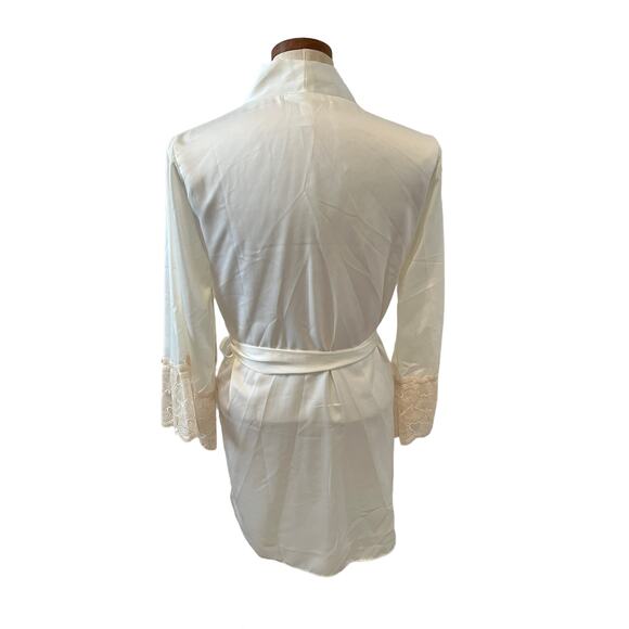 Flora Nikarooz Kit White Lace Trim Wrap Robe - Picture 6 of 9